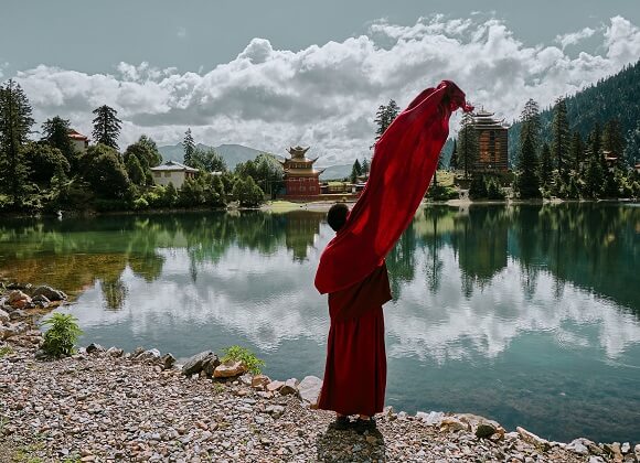 The little monk by the lake