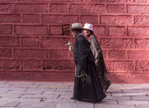 People in front of the Parkhang Printing House
